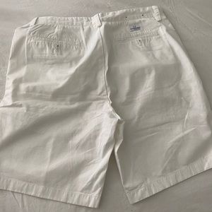 White flat front no yard vines men’s shorts